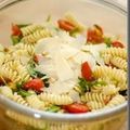 Salade de pâtes froides aux tomates confites et roquette
