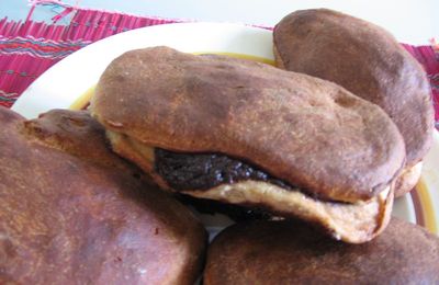 Des presque-pirojkis au chocolat, à la confiture et au fromage blanc et raisins, moins bien qu'en russie mais bon quand même! 