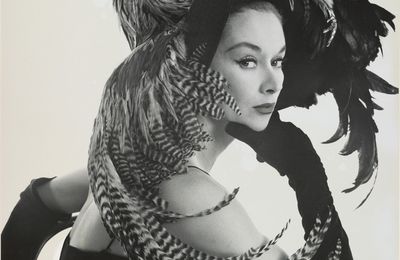 1949, Woman in Chicken Hat par Irving Penn