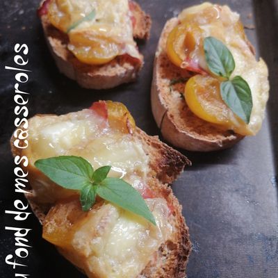 Tartines de mirabelles au chèvre et jambon fumé