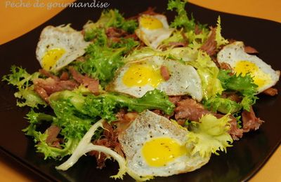 Salade au confit de canard et oeufs de caille poêlés