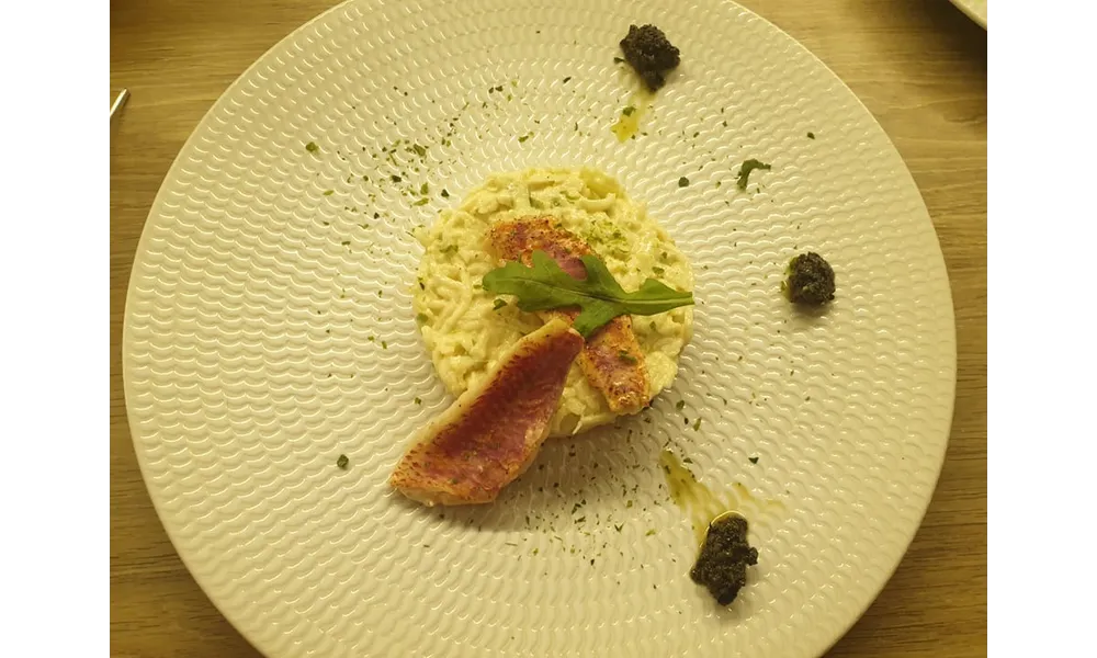 Rémoulade de céleri et pomme verte, mayo aux salicornes, filets de rouget et laitue de mer en paillettes
