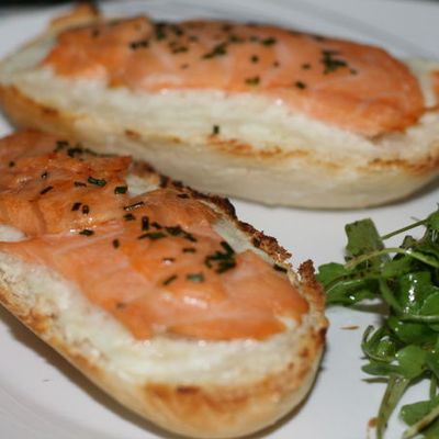 Petits pains grillés au saumon fumé