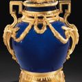 Beau pot-pourri en porcelaine de Chine bleu poudré d'époque Qianlong (1736-1795)  à monture de  bronze doré d'époque Louis XV, v