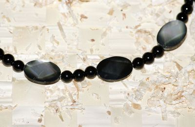 collier femme 5 : agate noir et nacre grise