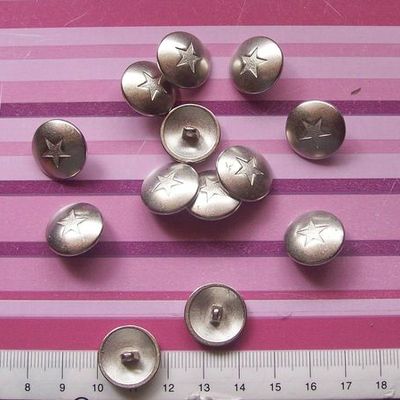 Des boutons métal motif ETOILE