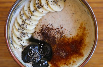 Porridge cru de sarrasin et graines de chia à la vanille, au coco et au sésame noir