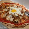 Pizza à la viande hachée et à l'oeuf