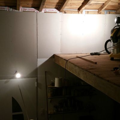 Mezzanine de l'entrée : plaquage et ponçage + Vélux