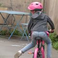 LUNDI SOLEIL : petite fille sur son vélo ROSE (2)