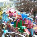 Noël est là !!! Joyeux Noël, des cadeaux plein les bras, Qui réchauffe nos coeurs et apporte la joie à nos enfants...