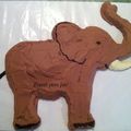Gâteau d'anniversaire au chocolat en forme d'éléphant et sans oeufs