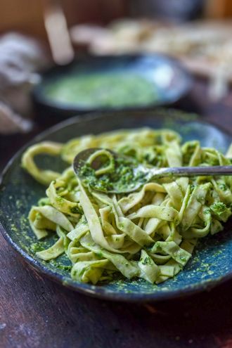 Pâtes fraîches aux oeufs à l'ail des ours, pesto d'ail des ours, burrata