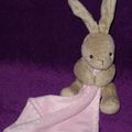 Doudou lapin Grain de blé, beige mouchoir rose, ENVOI POSSIBLE, www.doudoupeluche.fr