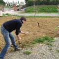 Charlotte et Papa jardinent