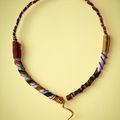 collier en bois flotté, tissus africain et fil de fer coloré