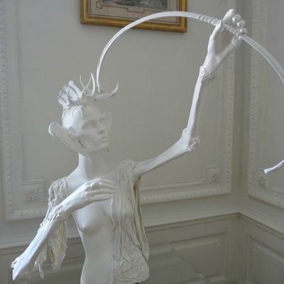 Chasseresse . Buste résine.technique de tissu rigidifié ,os ,patine blanche .Reproduction Interdite .Unauthorized copying.