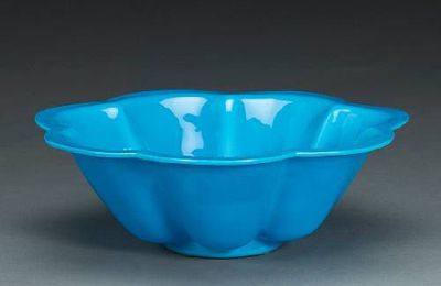 An opaque turquoise Peking glass bowl. Late Qing/Republic period
