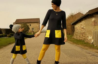 Duo de bonnets et de robes à noeuds jaunes...