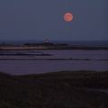 Pleine lune sur le phare des Chats