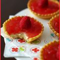 Tartelettes ganache ivoire, confiture de tomate rouges à la rose, framboise