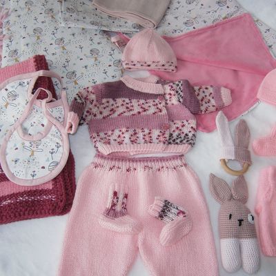Mon trousseau pour une toute petite plume qui verra la vie en rose (offert pour le CHU d'Amiens) 