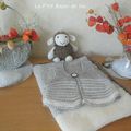 PETIT ENSEMBLE POUR BEBE : COUVERTURE EN TRICOT, DOUDOU FRIMOUSSE ET GILET DE BERGER