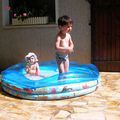 Ilan et Maya dans la piscine