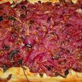 tarte feuilletée aux oignons rouges et raisins secs