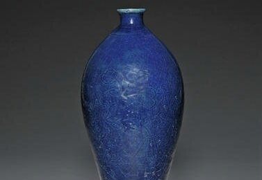 A blue glazed bottle vase with incised decoration, Ming dynasty, 16th century