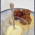 Boulettes de boeuf, sauce au yaourt citronnée et semoule à la menthe