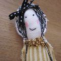 Broche LES POUPETTES ocre et noir n°10...