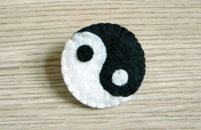 Broche yin et yang en feutrine