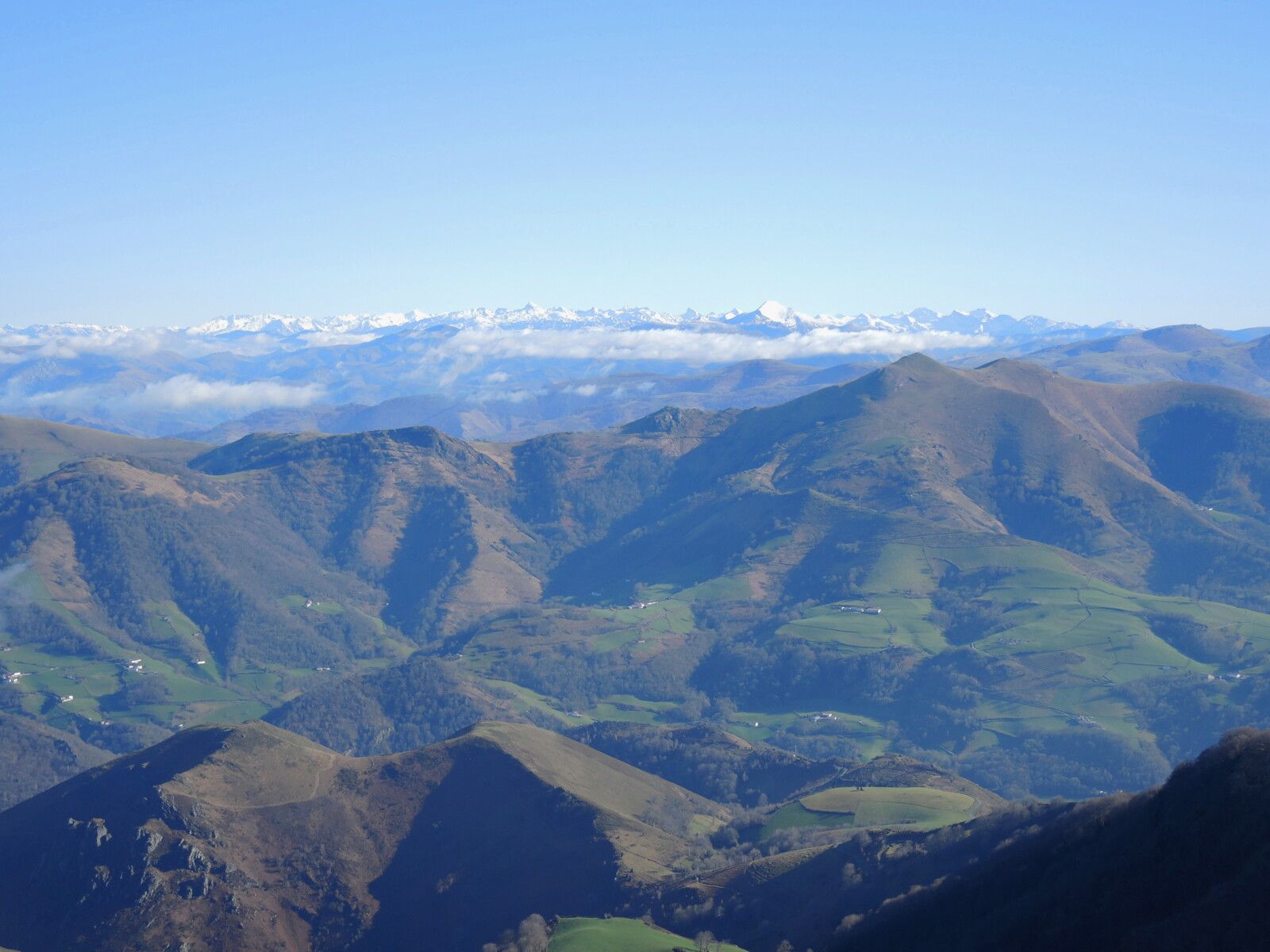 L'Autza, sommet, panorama vallée et Pyrénées (Espagne)