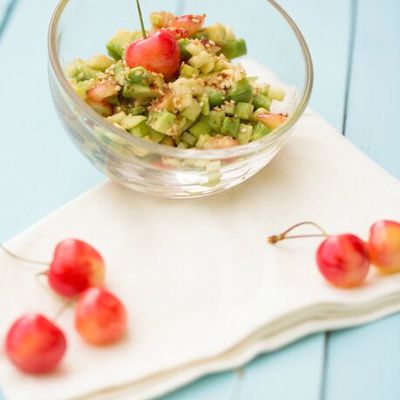 Tartare avocat-cerises aux graines de sésame