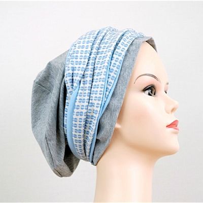 bonnet gris et bandeau réversible bleu et écru à motifs bleus.