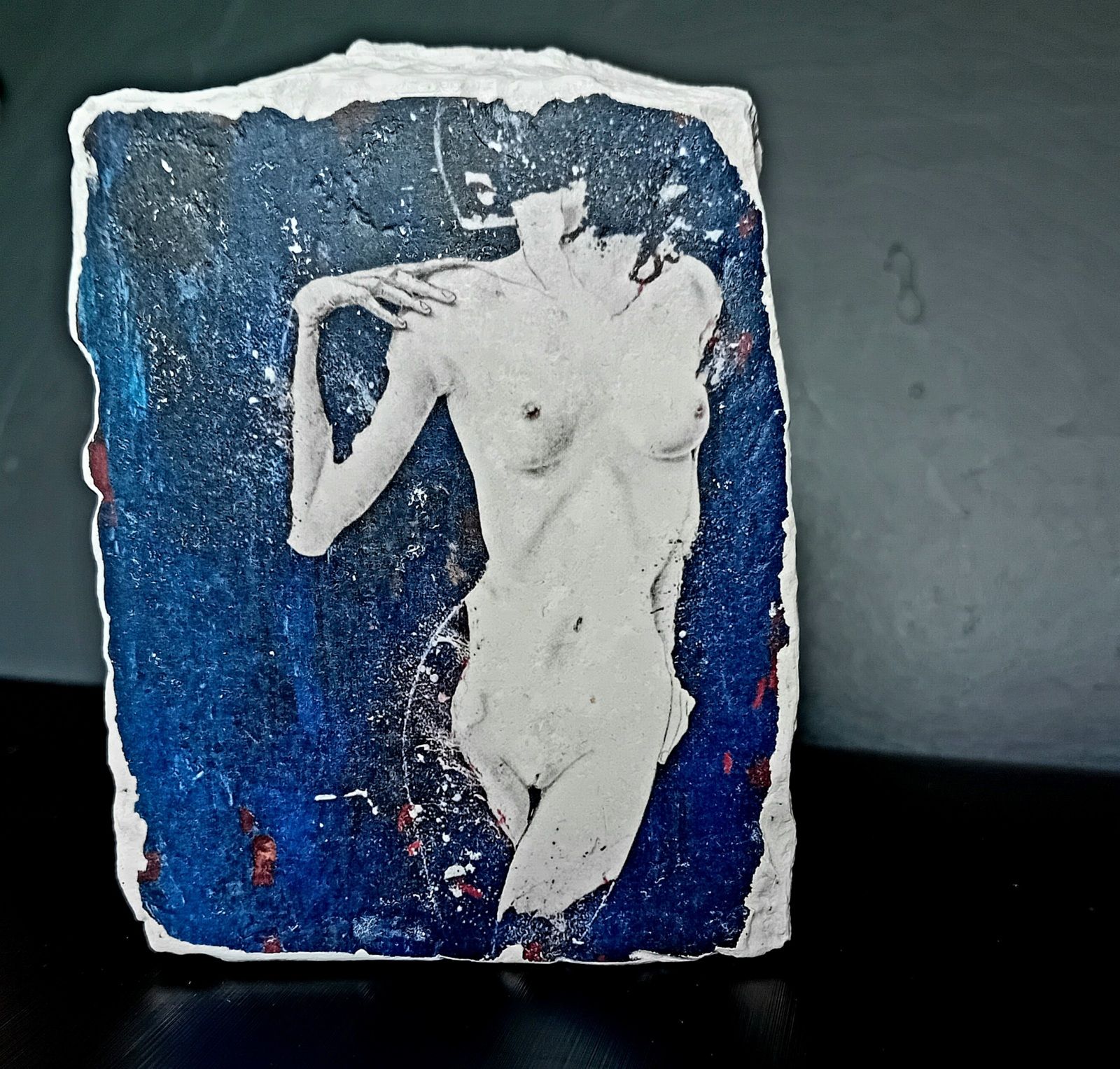 Reproduction d'une œuvre d'art sur pierre calcaire. Ici, un tableau de nu féminin. 