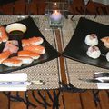 Saumon, sushis et boulettes de riz au gingembre mariné