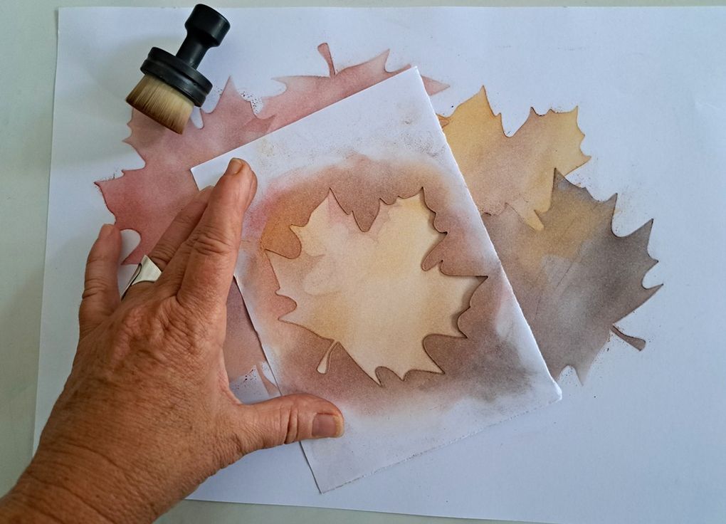 Avec la grande feuille d'arbre