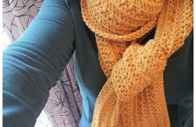 Une écharpe au crochet extra-longue