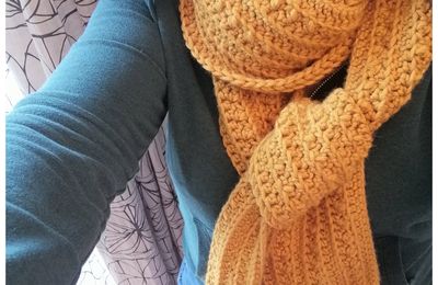 Une écharpe au crochet extra-longue