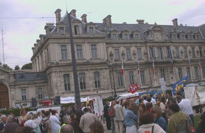 Soignants & Médecins contre la loi HPST ; le jeudi 14 mai ; devant la préfecture de Grenoble