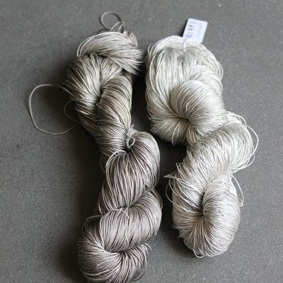 Des fils de soie aux teintes plus douces