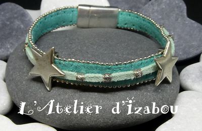 Bracelet étoiles et perles en daim bordé de chaine bleu-vert et daim vert d'eau   Fantaisie et moderne, bracelet féminin