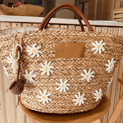 Panier osier "marguerites" , customisation d'été, fleurs au crochet