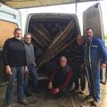 Des piquets de châtaignier du Bourdet pour la clôture de la maison du bois ! 