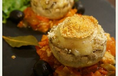 Champignons farcis & gratinés au chèvre sur lit de sauce tomate-poivrons