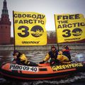 Des bateaux "Free the Arctic30" sur la rivière à Moscou, près du Kremlin !