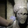 Deux gardiennes de marbre découvertes dans le grand tombeau d'Amphipolis