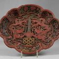 Coupe de forme polylobée en laque trois couleurs, rouge, vert et ocre. Chine, époque Jiagjing (1522-1566). 